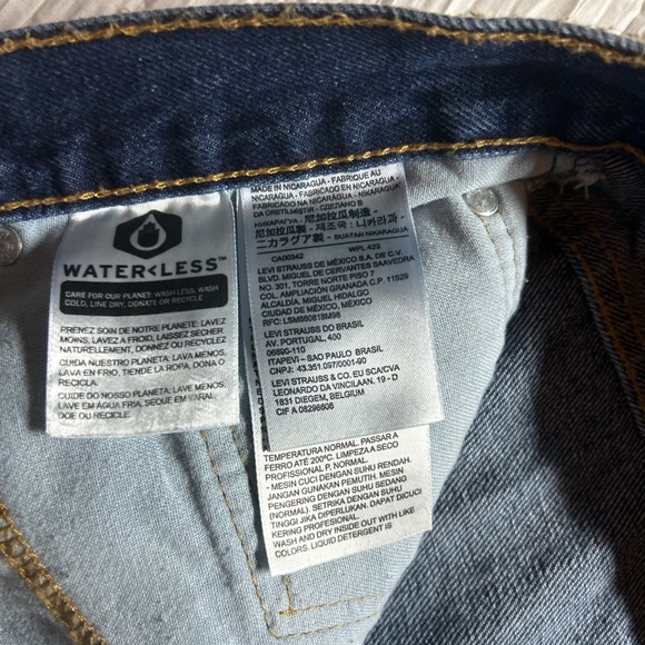 Levi's Classic Label with Red and Tan - Picture 5 of 5